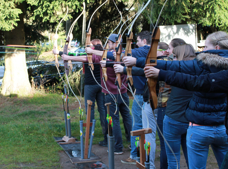 Herr Wursthorn, der Gastwirt, ist sehr bemüht uns die richtige Technik zu zeigen.