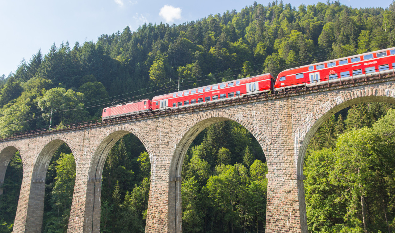 Zug über der Ravennaschlucht