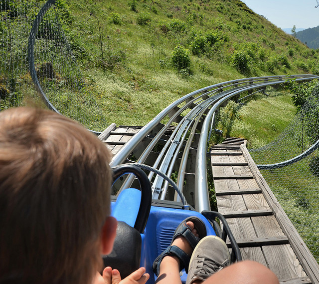 Kind auf der Rodelbahn