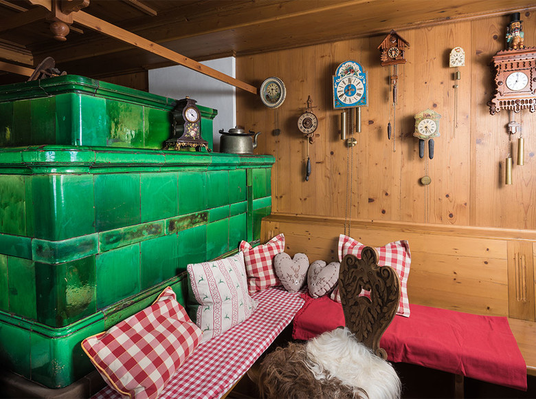 Der Kachelofen hat im Hochschwarzwald Tradition. Neben seiner ursprünglichen Funktion, dem Heizen, ist er auch ein gemütlicher Treffpunkt in jedem traditionellen Hof. 