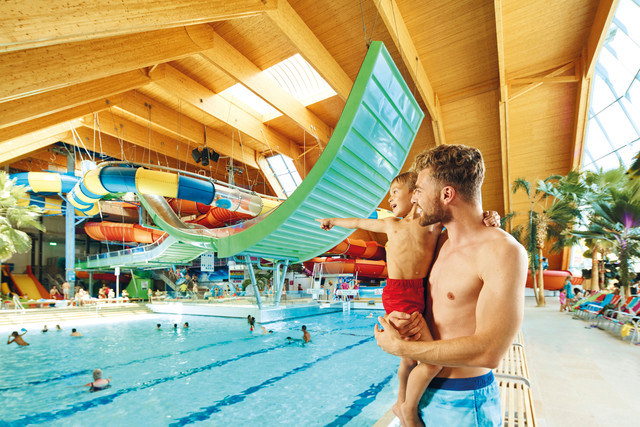 Vater und Sohn im Badeparadies Schwarzwald 