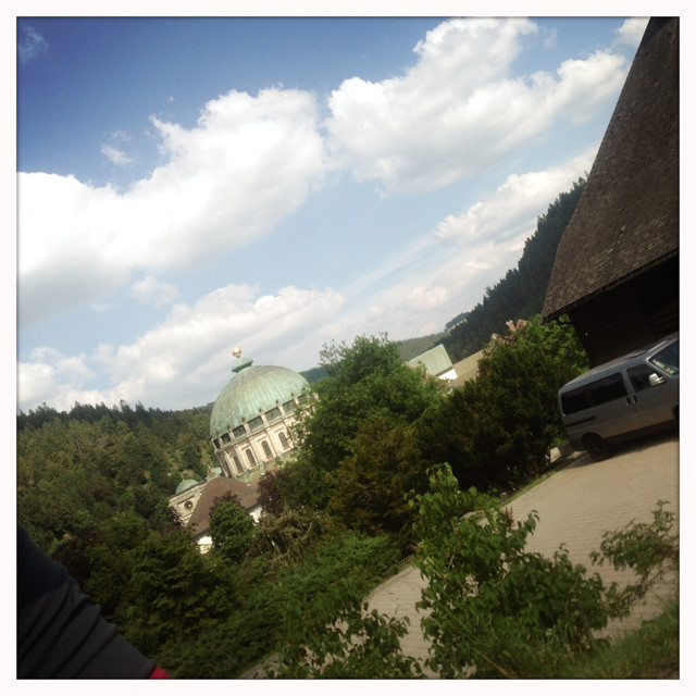 Auf dem Weg nach Sankt Blasien flitzen Blumenwiesen an mir vorbei, in Sankt Blasien selbst der runde Dom.
