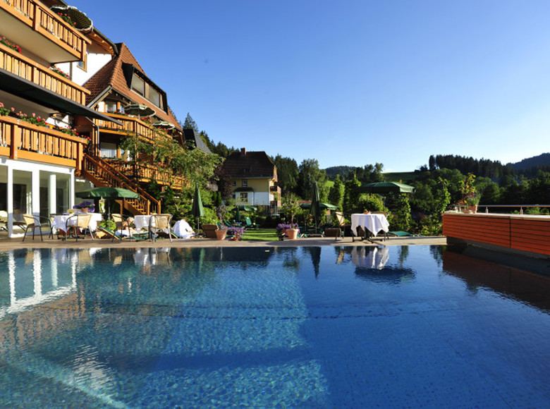 Schwimmbecken von Erfuhrths-Bergfried Wellnesshotel