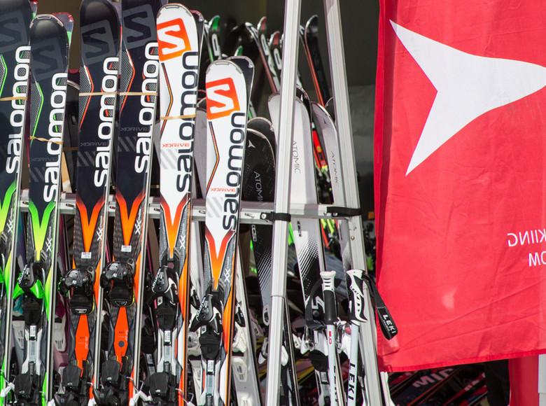 Heute bestehen Skier aus den unterschiedlichsten Hitech-Materialien und für jede erdenkliche Skiart gibt es einen eigenen Ski.