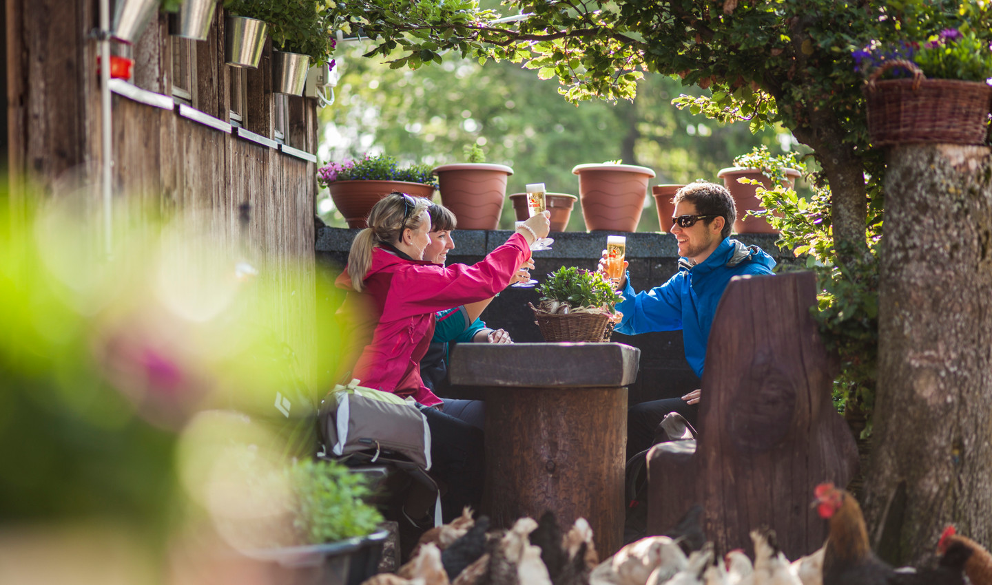 Gemütliches Beisammensitzen nach einer Wanderung in einem Gasthaus