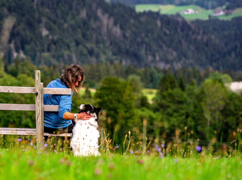 Wanderin streichelt ihren Hund