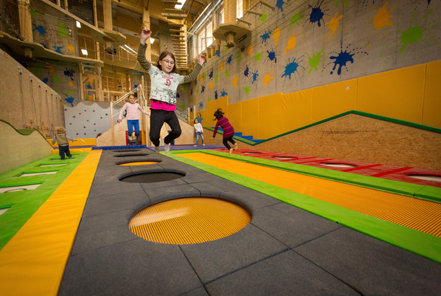 Kinder beim Trampolinspringen in der Fundorena