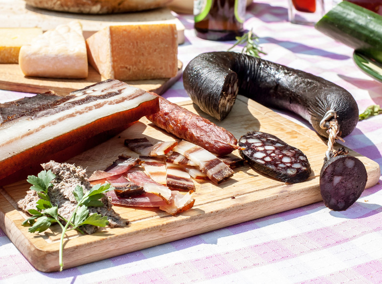 Schinken, Speck, die Bauernbratwürste, die so verführerisch duften und die Schwarzwurst