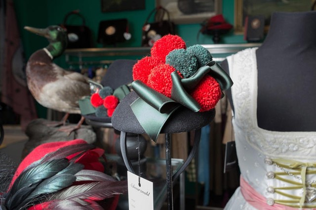 Passend dazu gibt es von ihr entworfene Accessoires wie Taschen und Hüte.