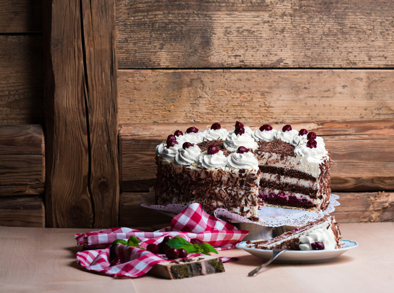 Die Schwarzwälder Kirschtorte ist nicht nur durch Ihren Geschmack fest in der Schwarzwälder Tradition erhalten. 