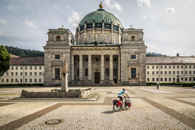 Kurzer halt am Dom St. Blasien im Hochschwarzwald.