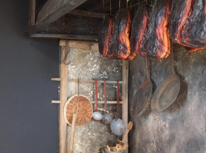 Beim Räuchern über heimischen Tannenholz erhält der Schinken sein kräftiges Aroma.