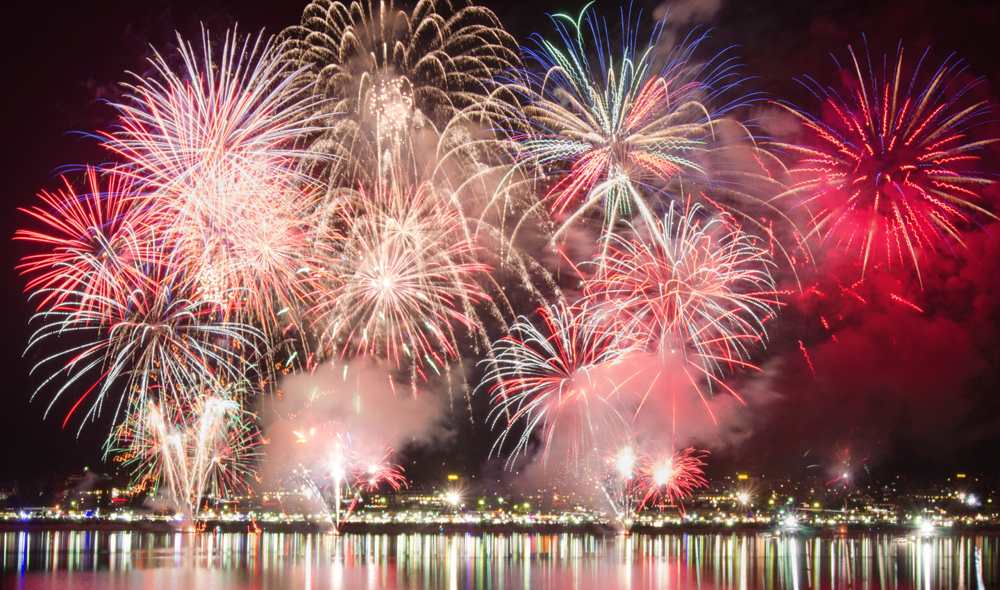 Licht, Glanz und Feuerwerk! Das gibt es beim jährlichen Seenachtsfest am Titisee und Schluchsee.