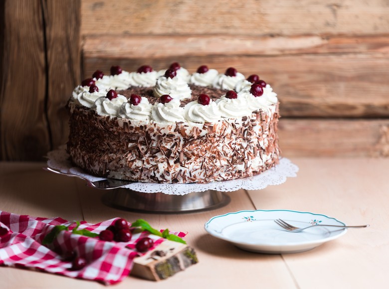 Die Schwarzwälder Kirschtorte ist nicht nur durch Ihren Geschmack fest in der Schwarzwälder Tradition erhalten. 
