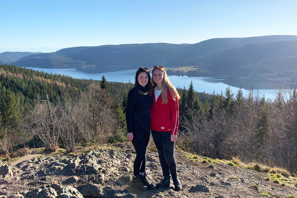 Carina Maier (rechts)