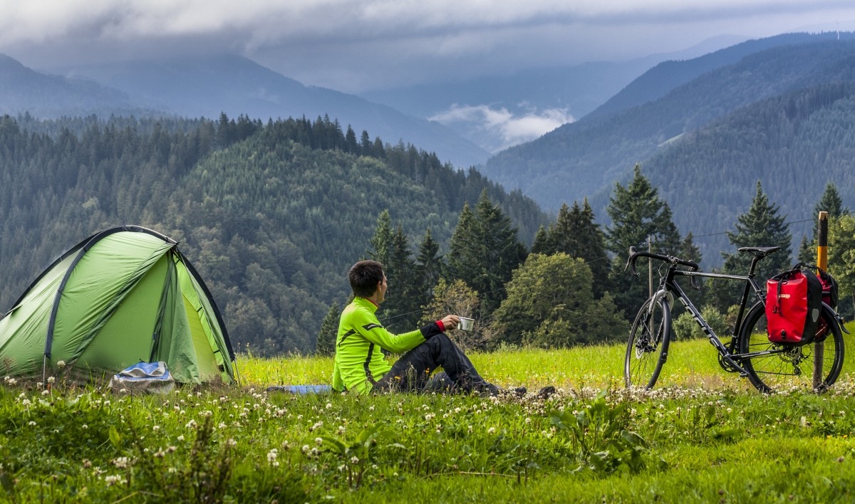 Die Waldwiese mit Blick übers verwunschene Hexenloch, wo wir für die Nacht unser Zelt aufstellen dürfen.