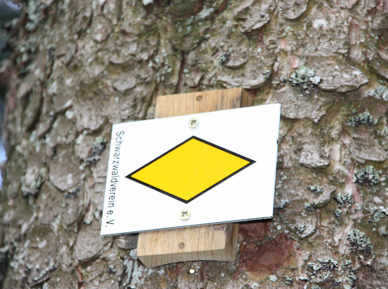 Die gelbe Raute ist eine Beruhigungsmarkierung sie signalisiert dem Wanderer: Du bist auf dem richtigen Weg.