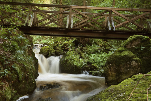 Der wilde Bach Ravenna bahnt sich seinen Weg über viele Kaskaden und Wasserfälle.
