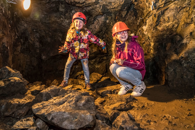 Wo geht´s zum nächsten Abenteuer? Viktoria (l.) und Friederike haben sichtlich Spaß im Stollen.  