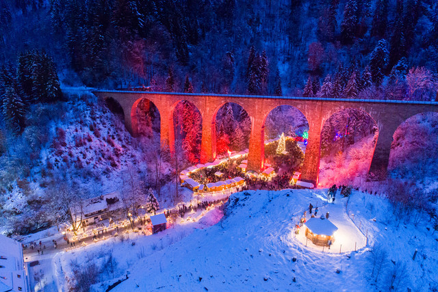 In geheimnisvoller Atmosphäre findet am Eingang zur Ravennaschlucht im Höllental der einzigartige Weihnachtsmarkt statt.