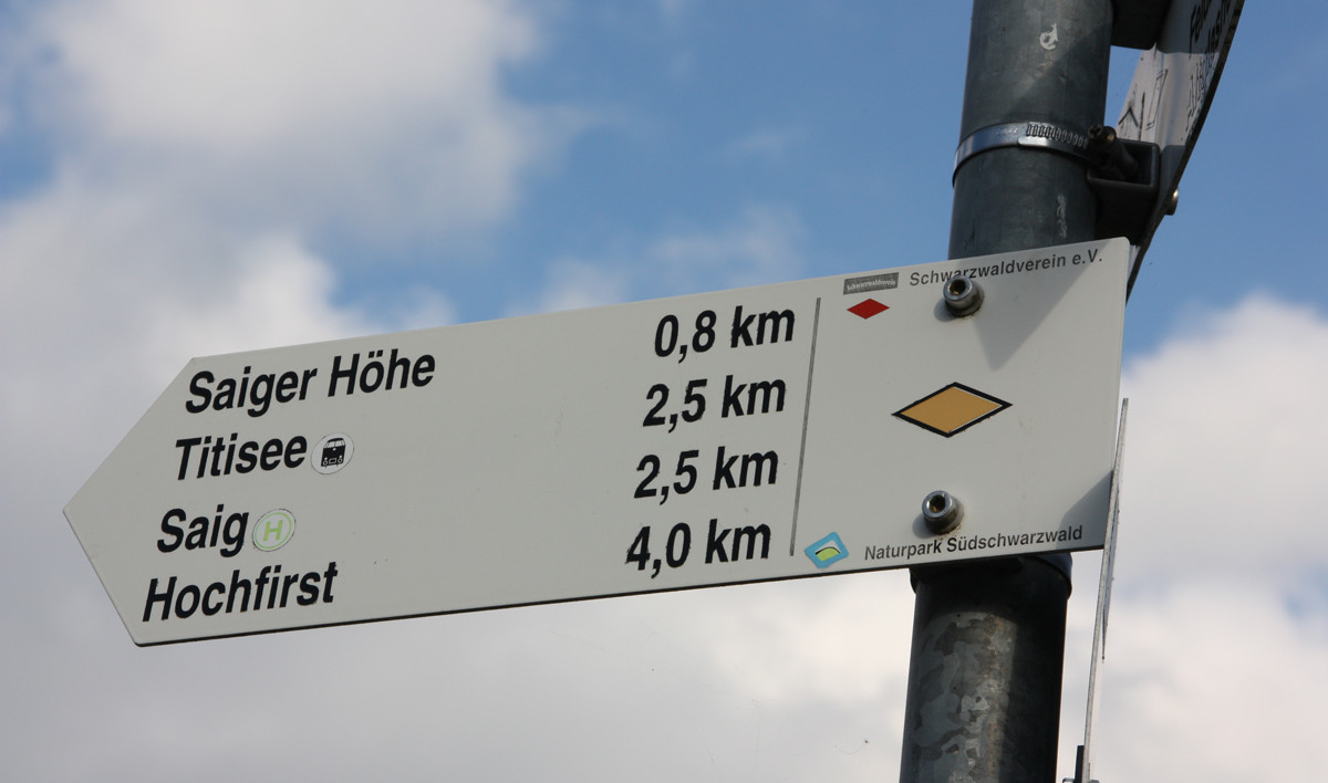 Der Wegweiser – einer von 15.000 im Schwarzwald – ist geprüft und für gut befunden.