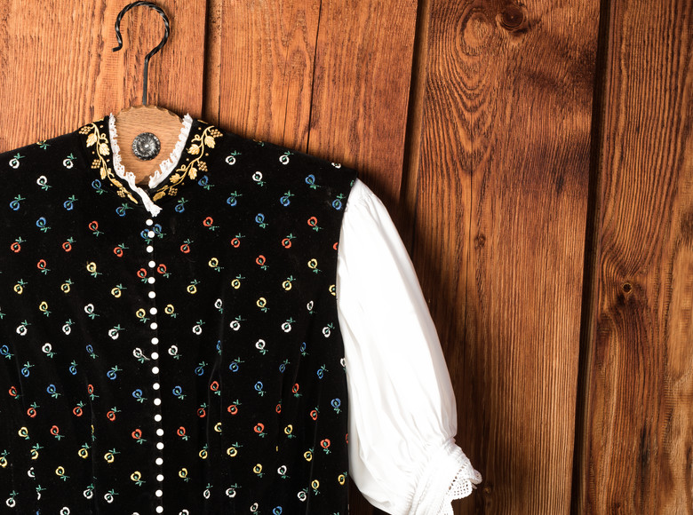 Tracht steht nicht nur für Tradition, sondern zusammen mit dem Bollenhut steht sie auch für den Schwarzwald. 