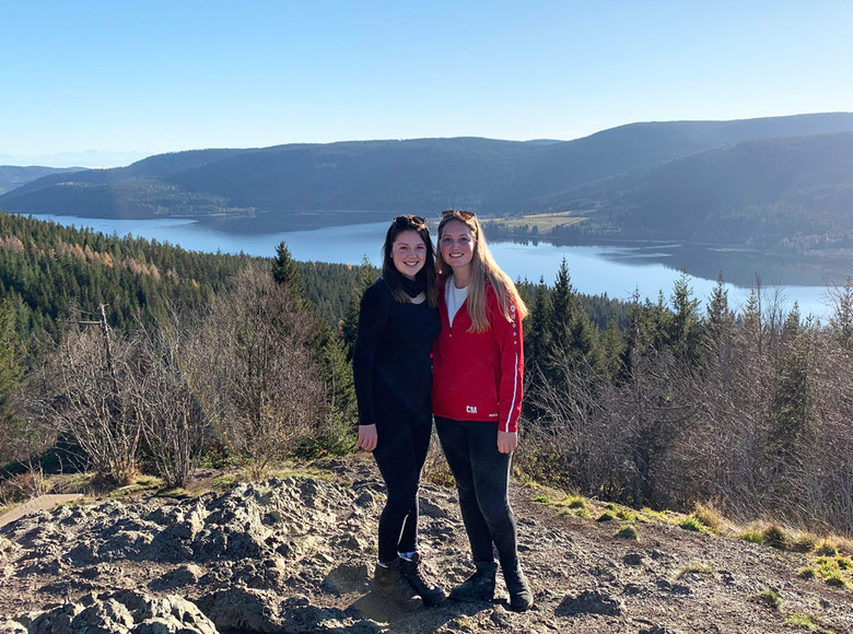 Carina Maier (rechts)