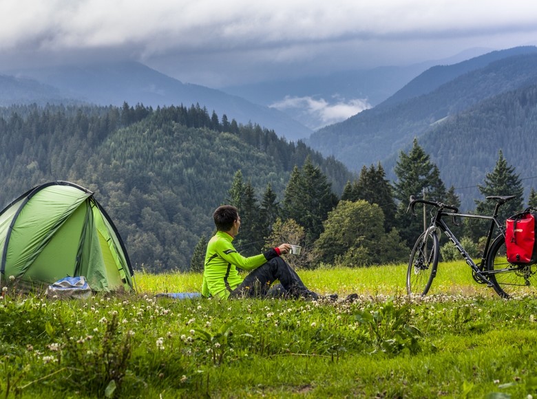Die Waldwiese mit Blick übers verwunschene Hexenloch, wo wir für die Nacht unser Zelt aufstellen dürfen.