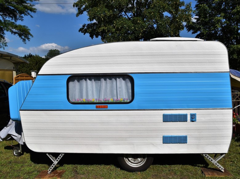 Wohnmobil auf einem Stellplatz