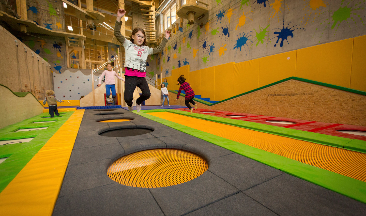 Kinder beim Trampolinspringen in der Fundorena