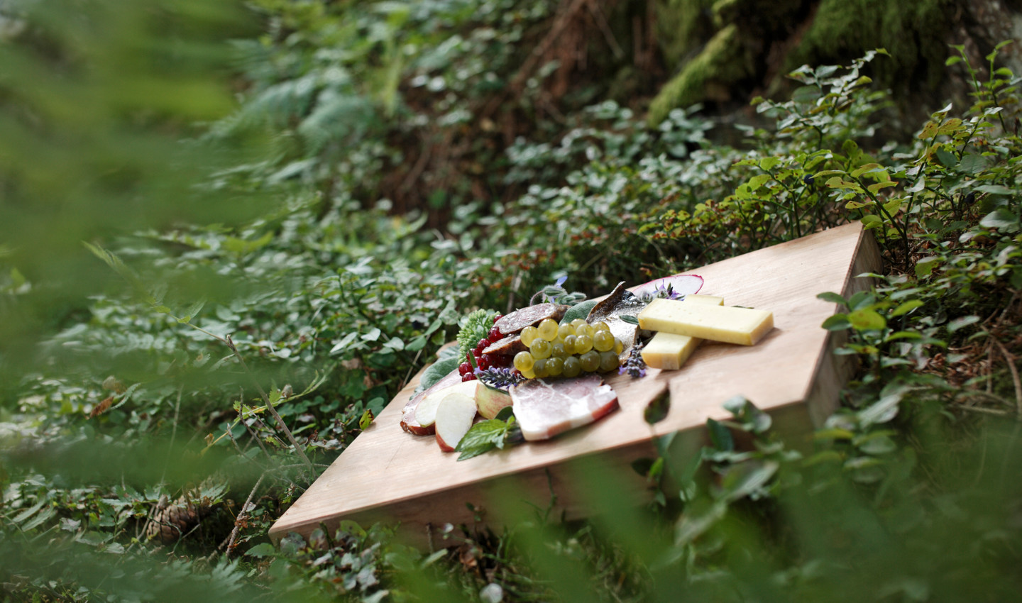 Spezialitäten aus dem Hochschwarzwald auf einem Holzbrett serviert