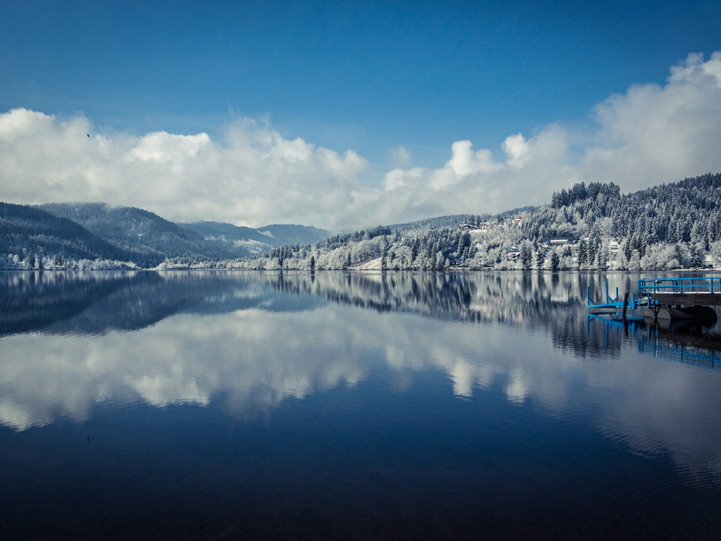 Der Titisee zieht nicht nur im Sommer die Besucher an, sondern er verzaubert auch im Schneegewand.