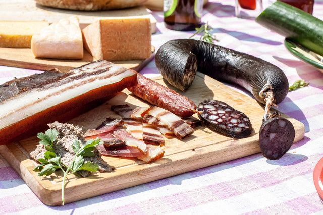 Schinken, Speck, die Bauernbratwürste, die so verführerisch duften und die Schwarzwurst