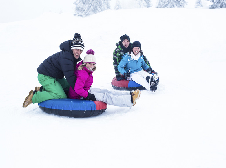 Snowtubing ist eine Mischung aus Reifenrutsche und Schlitten fahren und macht genauso viel Spaß!