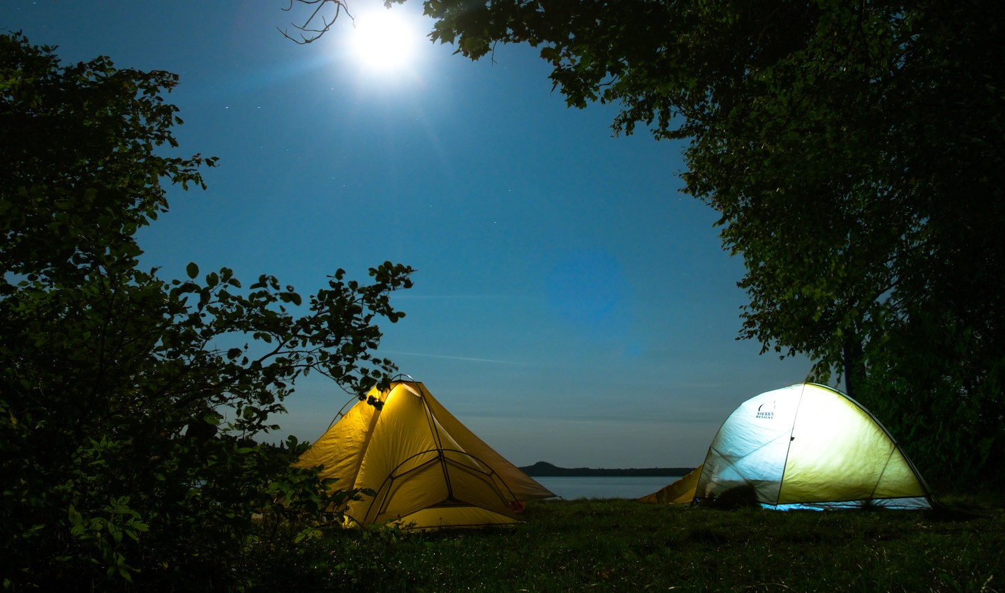 Beleuchtete Zelte bei Nacht