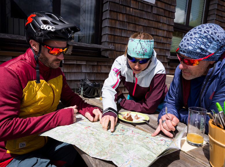 Mountainbiker machen Rast lesen die Karte