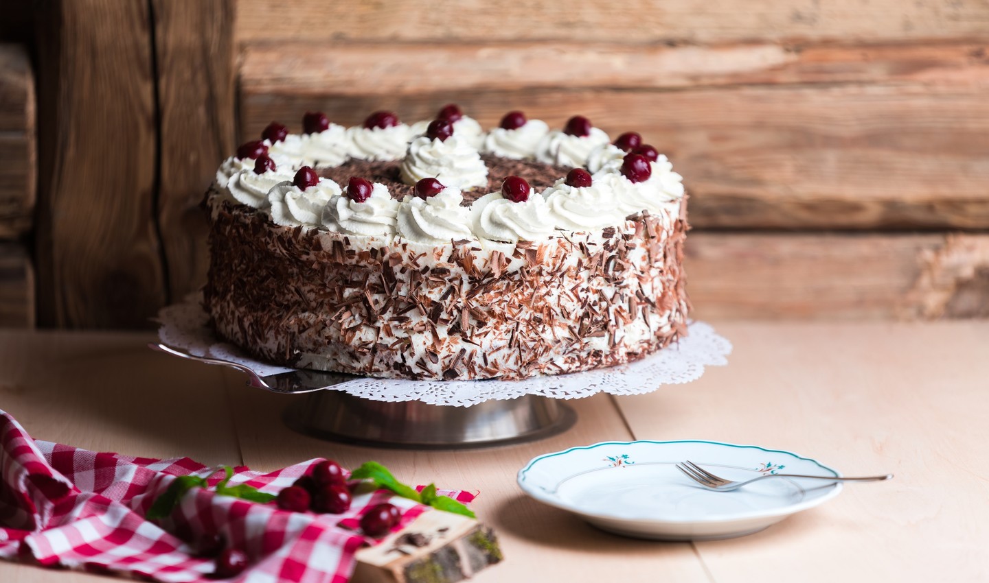 Die Schwarzwälder Kirschtorte ist nicht nur durch Ihren Geschmack fest in der Schwarzwälder Tradition erhalten. 