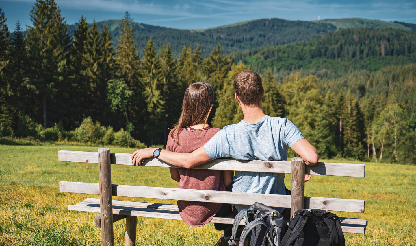 Paar auf einer Bank am Säbelthomaweg mit Panoramablick