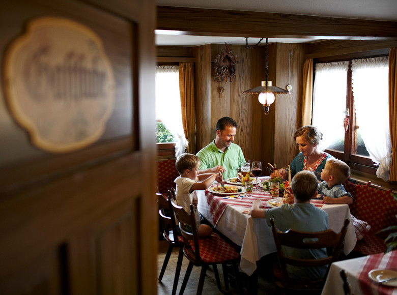 Familie beim gemeinsamen Essen im Restaurant