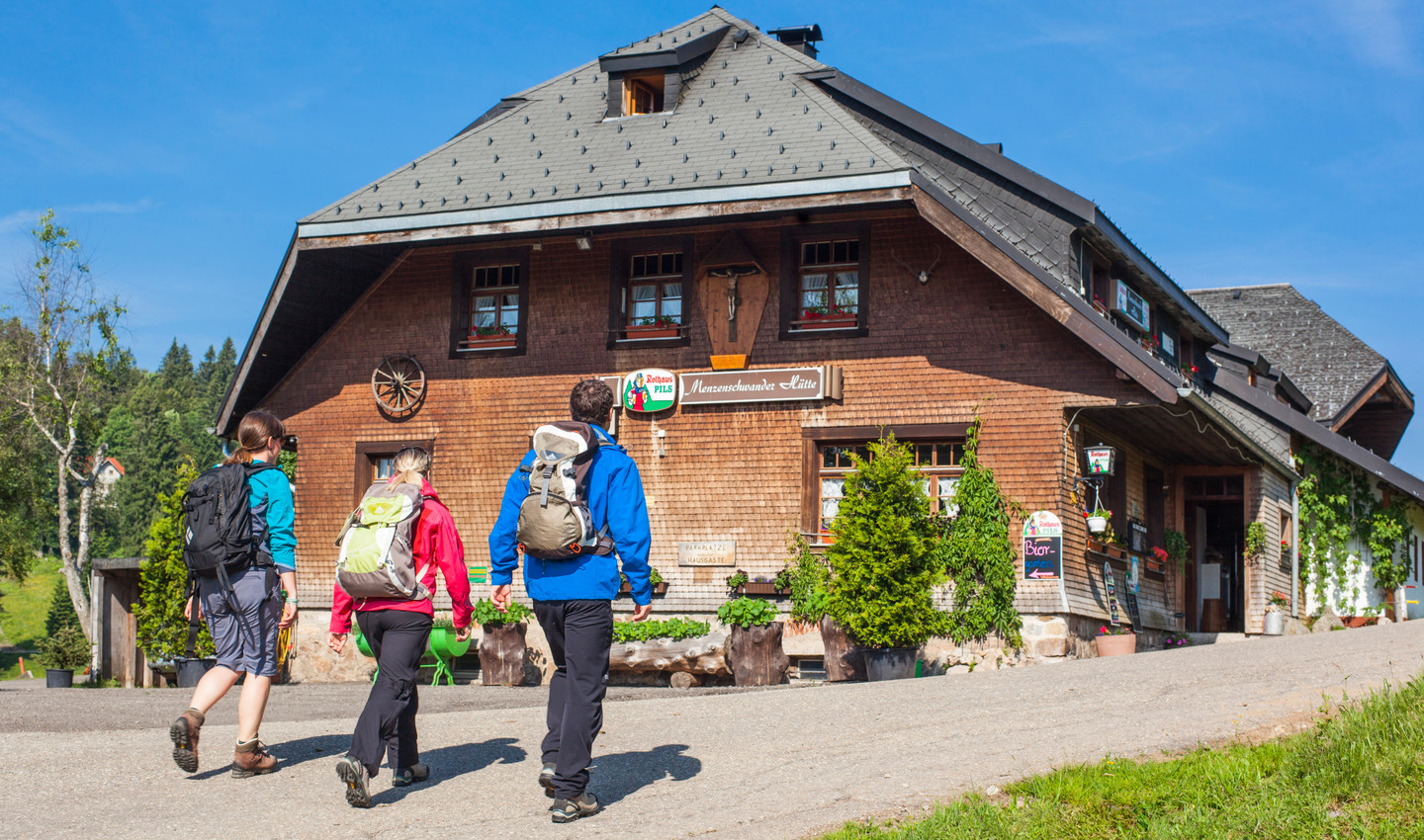 Wanderer bei der Menzenschwander Hütte am Feldberg