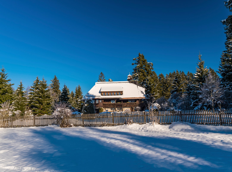Museum Hüsli im Winter bei klarem Himmel
