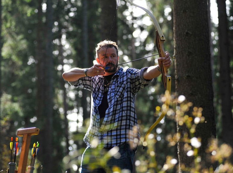 Pfeil anlegen, Sehne Spannen, einatmen, Ziel anvisieren. Mann und Bogen bilden eine Einheit. Der Pfeil als Erweiterung des Bewusstseins. In dieser Sekunde entsteht der Flow.
