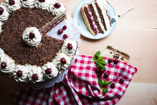 Angeschnittene Schwarzwälder Kirschtorte 