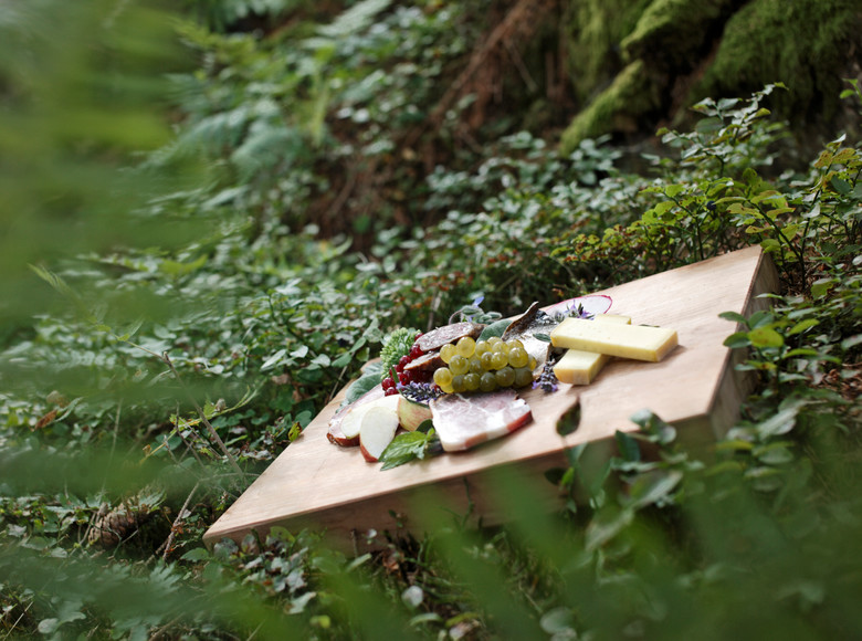 Spezialitäten aus dem Hochschwarzwald auf einem Holzbrett serviert