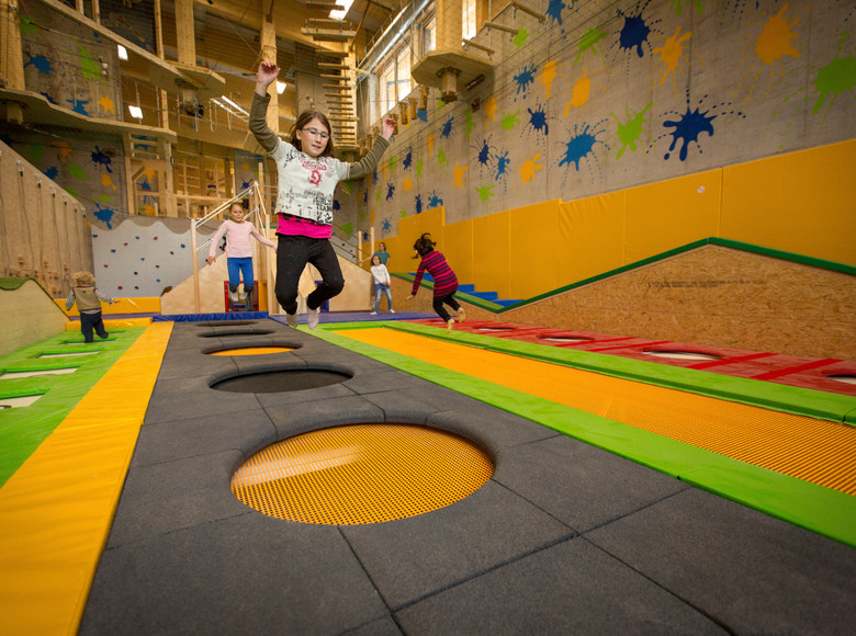 Kinder beim Trampolinspringen in der Fundorena