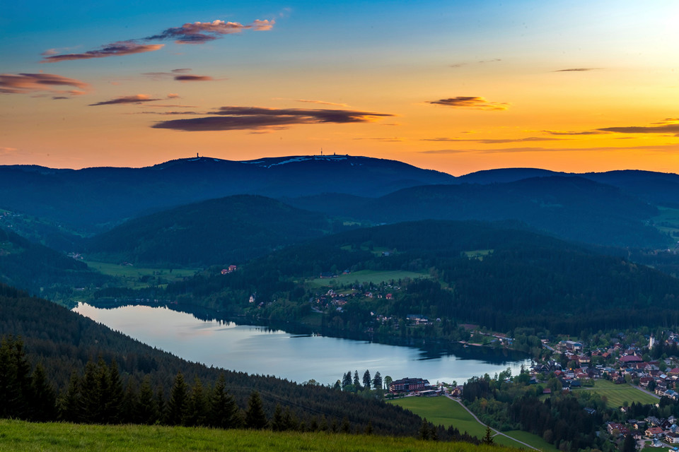 Abendstimmung-Titisee-mit-Feldbergmassiv