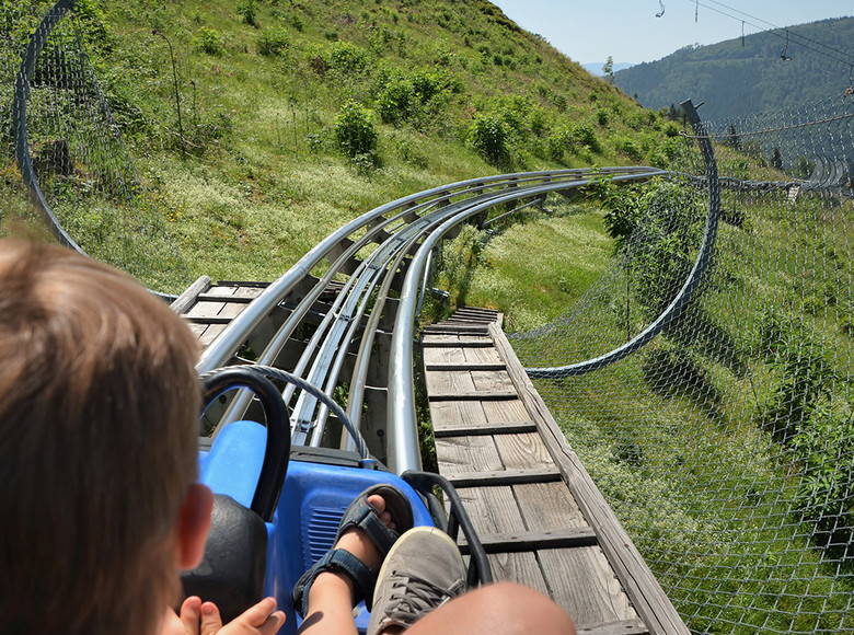 Kind auf der Rodelbahn